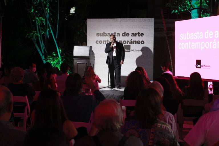 Coleccionistas participan en la subasta en pro de La Casa del Maquío