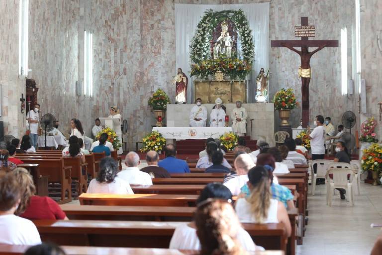 Feligreses celebran a la Virgen del Carmen