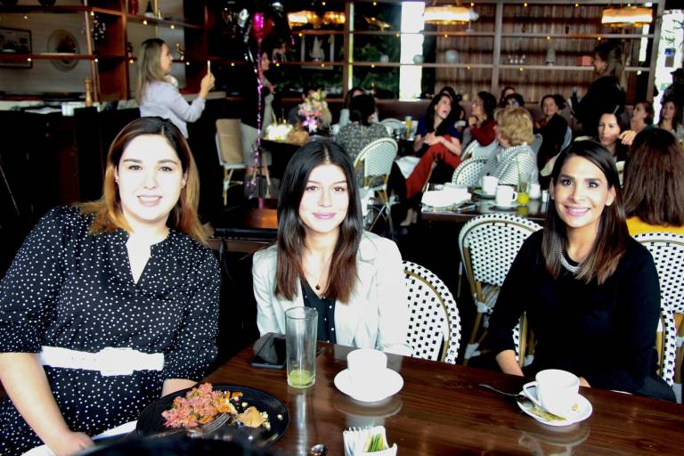 Con visión empresarial, comparte su experiencia