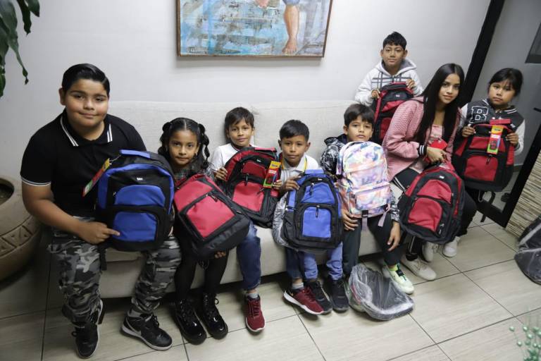 Entregan Reyes Magos mochilas nuevas a un grupo de niñas y niños afortunados