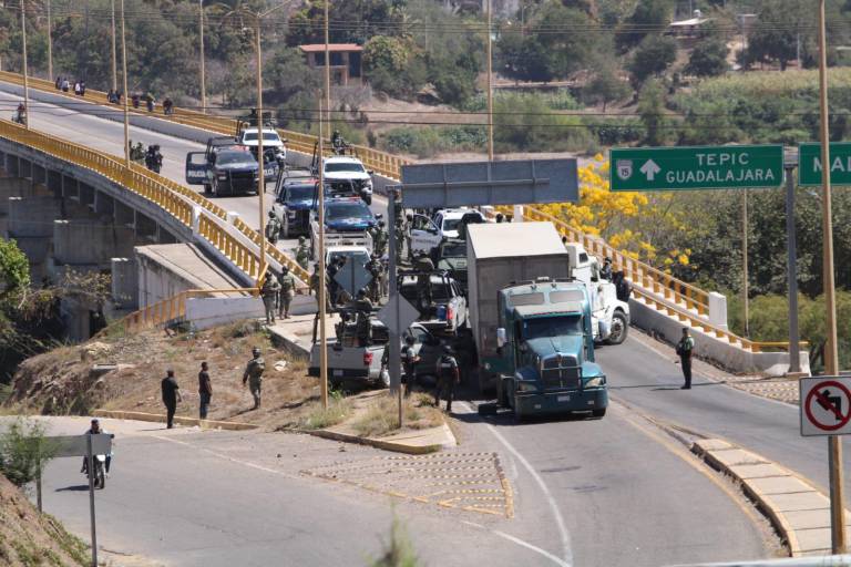 Corporaciones remueven bloqueo en el puente sobre el río Baluarte, en Rosario