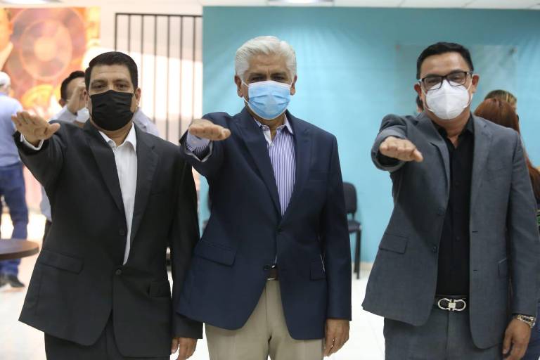 Sin la presencia de ‘El Químico’, ocho de 12 regidores nombran al nuevo Secretario del Ayuntamiento, Tesorero y Oficial Mayor de Mazatlán