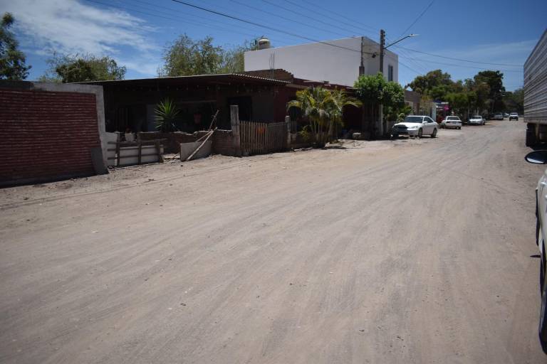 Desde hace 14 años dieron dinero para pavimentación de su calle y no les han hecho la obra