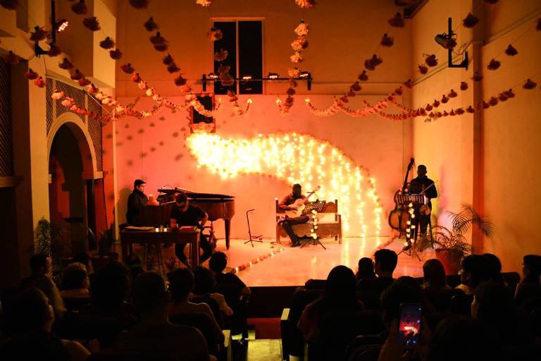 Con canto y notas musicales evocan a la muerte y a lo celestial