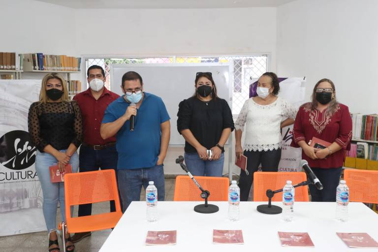 Presenta Karina Castillo los poemas de ‘Güebsait’