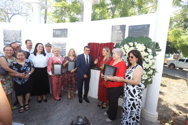 Inscriben el nombre de cuatro profesoras en el Monumento a los Maestros Distinguidos en Mazatlán