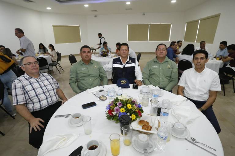 Celebran con un desayuno su día los ingenieros de Mazatlán