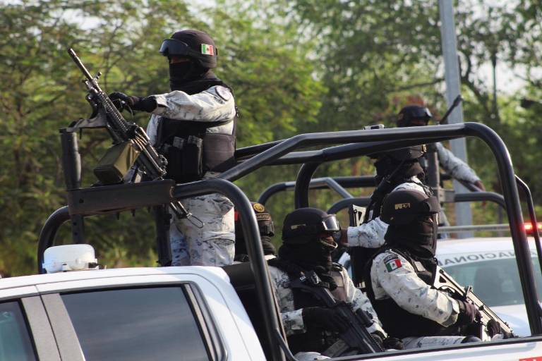 Asesinan a una mujer y a un adolescente en Guasave; dejan sus cuerpos en un camino