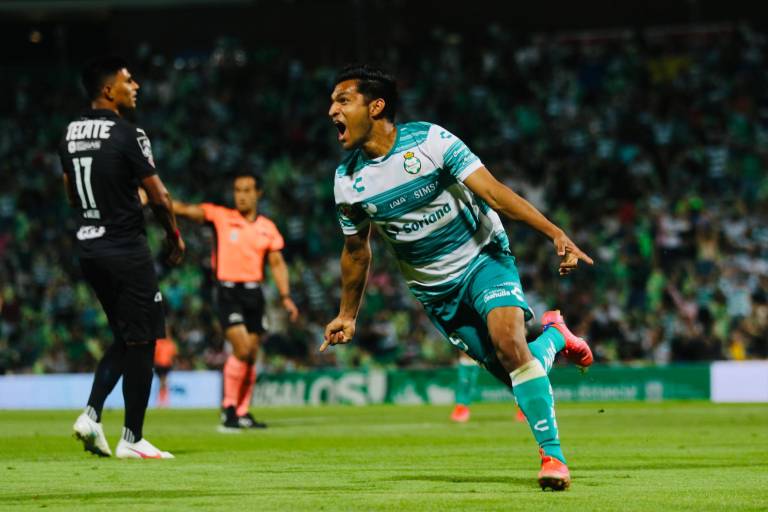 Santos remonta ante Rayados y viajará a Monterrey con la ventaja