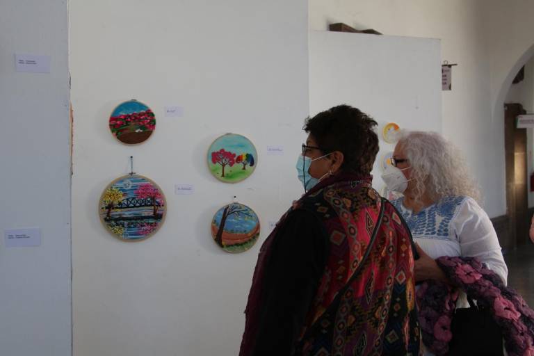Las Bordadoras de Corazón exhiben sus trabajos inspirados en la belleza de la amapa