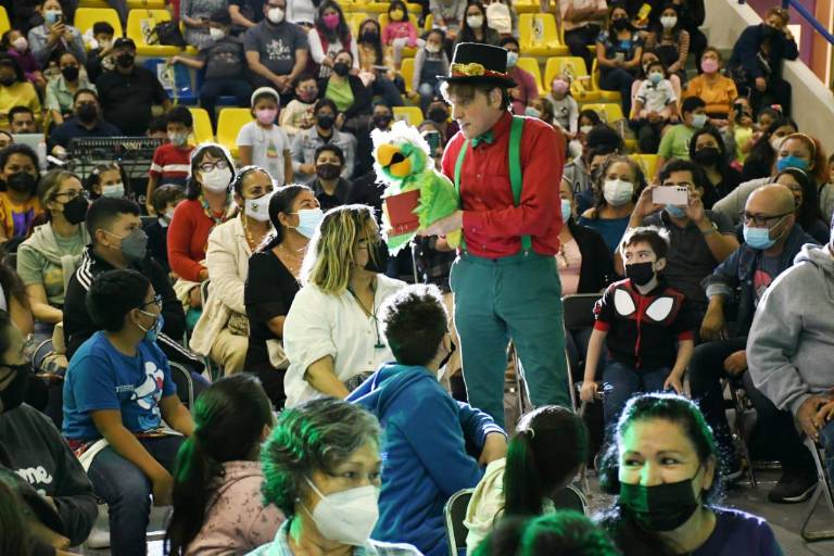 Comparte Mario Iván Martínez la magia de Cri-Cri en la FeliUAS