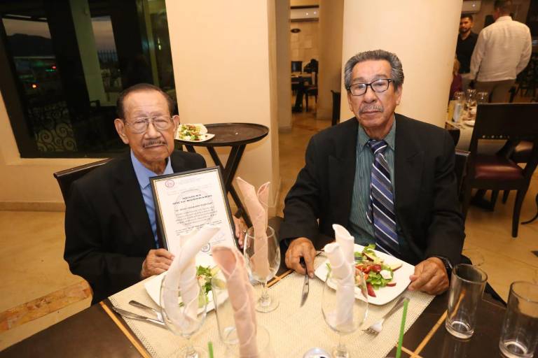 Protagonizan abogados una cena para celebrar su día