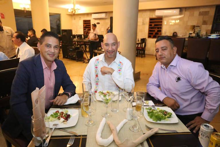 Protagonizan abogados una cena para celebrar su día