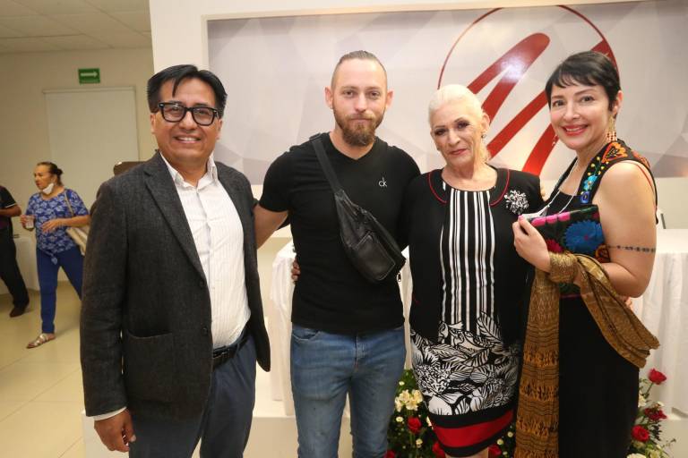 Enrique Escalona e Irma Calvo reciben el galardón del Premio Binacional Valladolid a las Letras