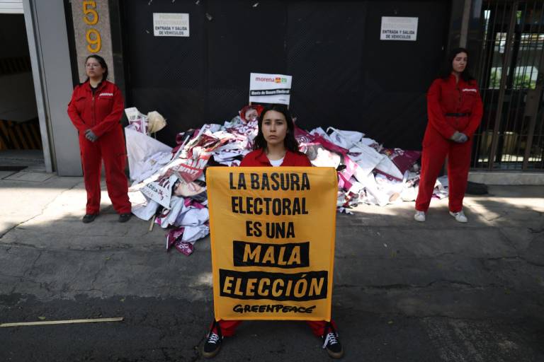 Greenpeace devuelve basura electoral a partidos políticos y demanda transparentar plan de reciclaje