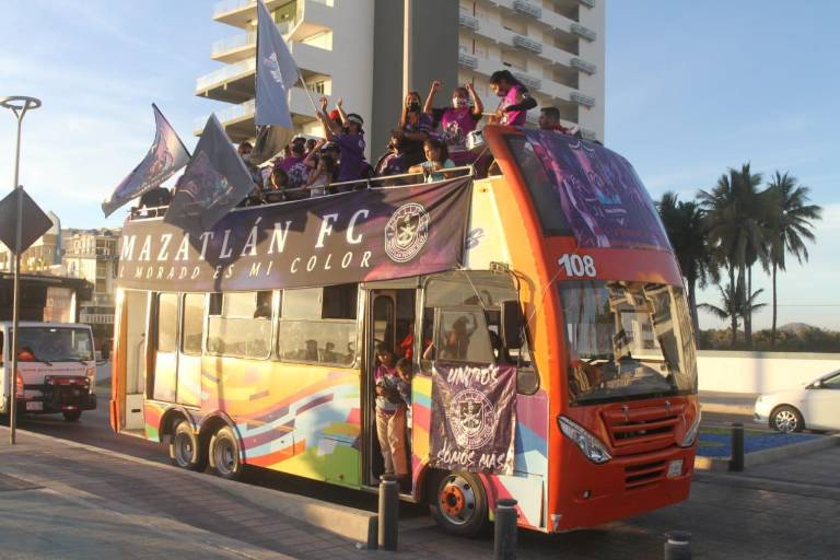 La Caravana Cañonera inunda de morado el Malecón de Mazatlán