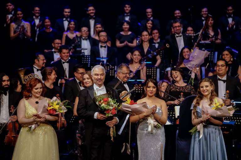 Celebra Enrique Patrón de Rueda 45 años de trayectoria