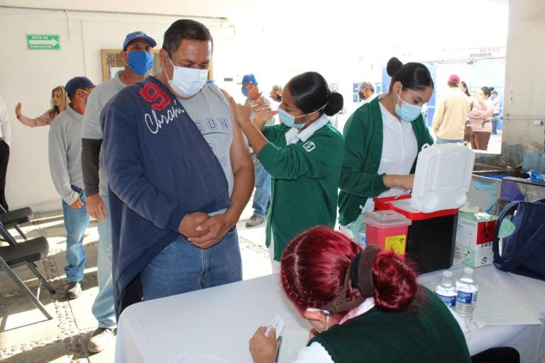 Vacunan a personal de Jumapam... contra la Influenza AH1N1