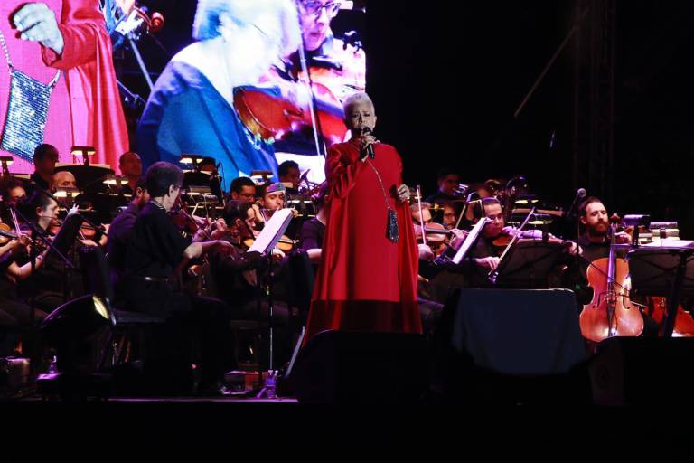 Eugenia León hace cantar a los culiacanenses en la clausura del Festival Cultural Sinaloa 2022