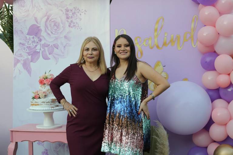 Rosalinda en la dulce espera de una princesa