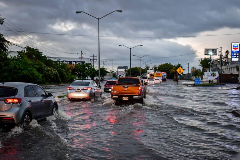 Por lluvias, algunas vialidades en Mazatlán fueron cerradas en la madrugada