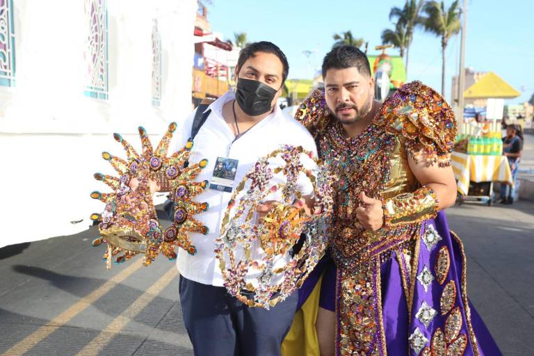 Mazatlecos y visitantes gozan del primer desfile de Carnaval 2022