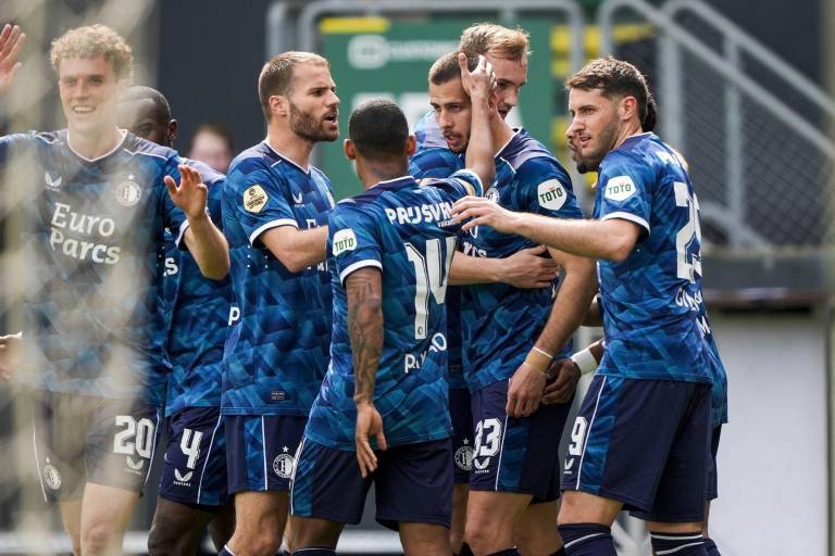 ¡Santiago Giménez sigue sin gol! Feyenoord aún sueña con Eredivisie al sacar triunfo contra Fortuna