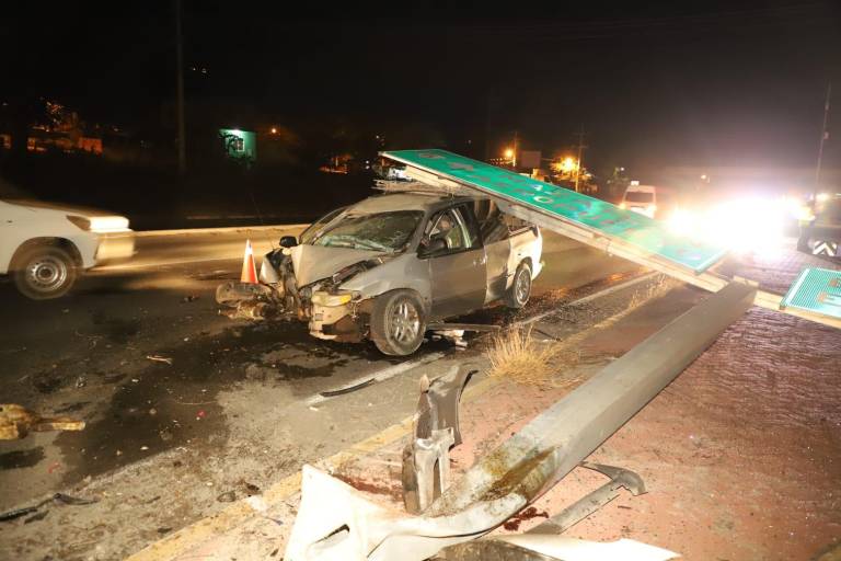 Fuerte choque en crucero de La Urraca, al sur de Mazatlán; derriba poste con señalética