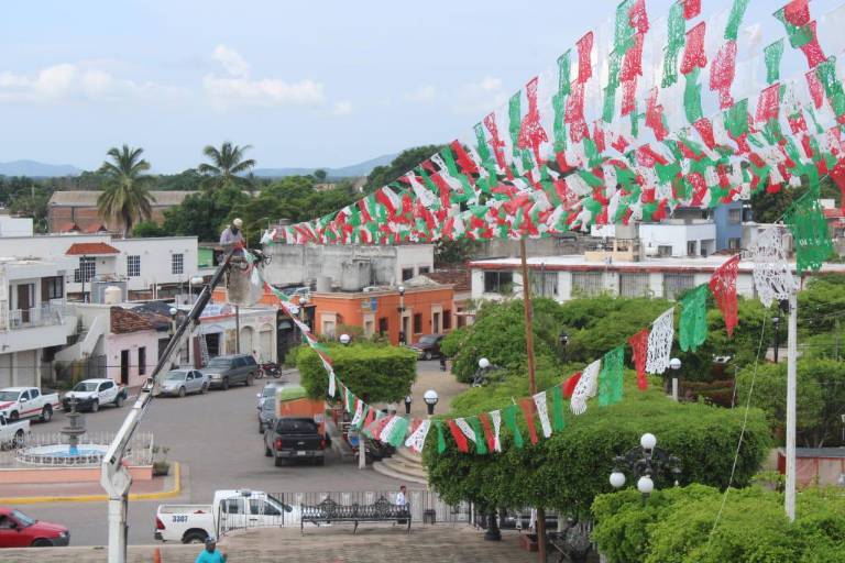 Gobierno de Rosario inicia instalación de decoración por Fiestas Patrias