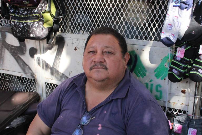 Tiendas comerciales grandes son competencia para vendedores de flores: comerciante