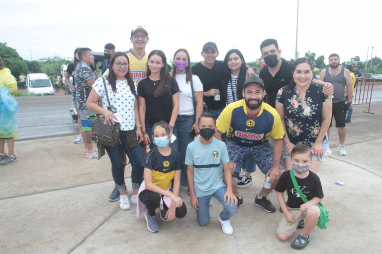 Aficionados al balompié disfrutan del encuentro entre Mazatlán FC y Águilas del América