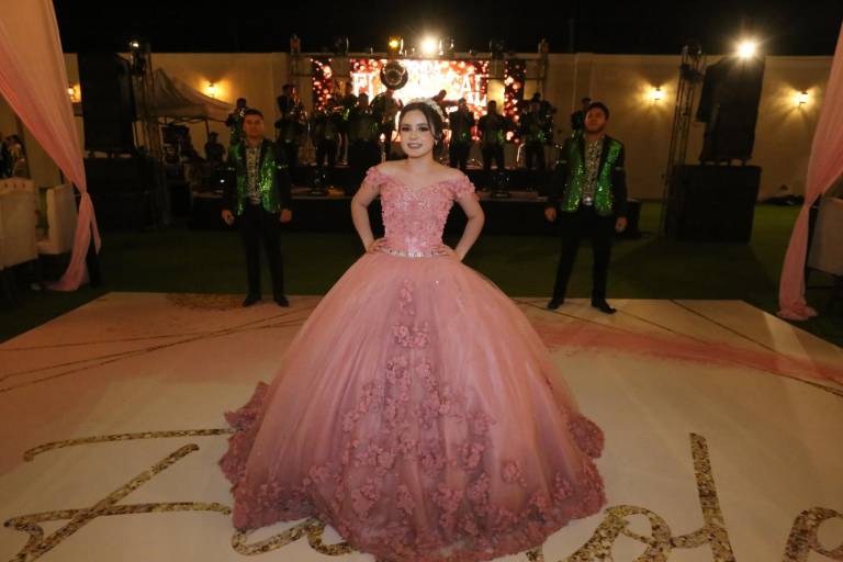 Fabiola Lizárraga festeja sus felices 16