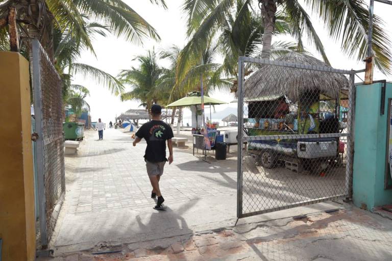 Se mantiene abierto acceso a playa El Camarón, pero bañistas piden estar alertas