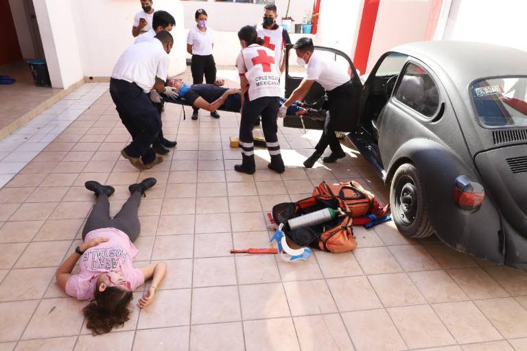 Realizan examen final práctico integrantes de generación 34 de Técnicos en Urgencias Médicas