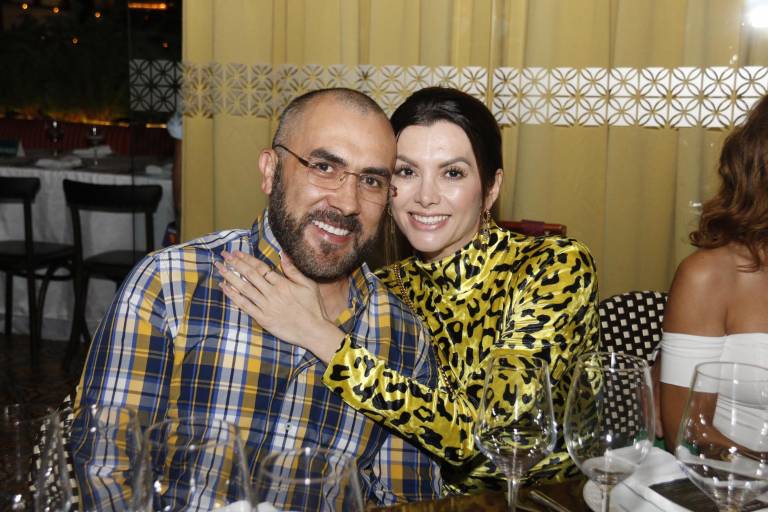 Degustan de una deliciosa cena maridaje en Cayenna