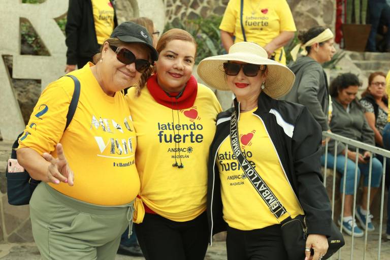 Damas de Anspac Mazatlán se ejercitan al subir al Faro
