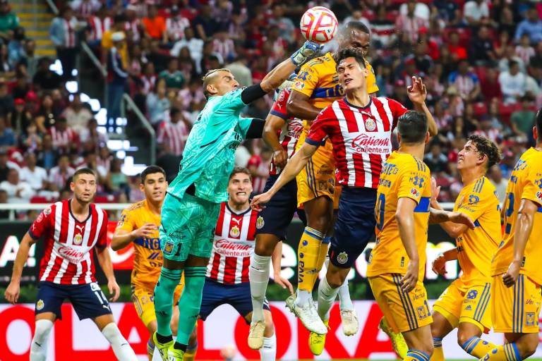 Chivas pierde el paso al caer ante Tigres, previo al Clásico de Clásicos del futbol mexicano