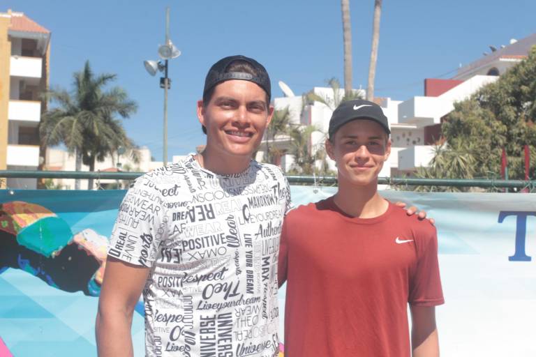 Reciben sus trofeos los campeones del Torneo de Tenis Nancy Grimes