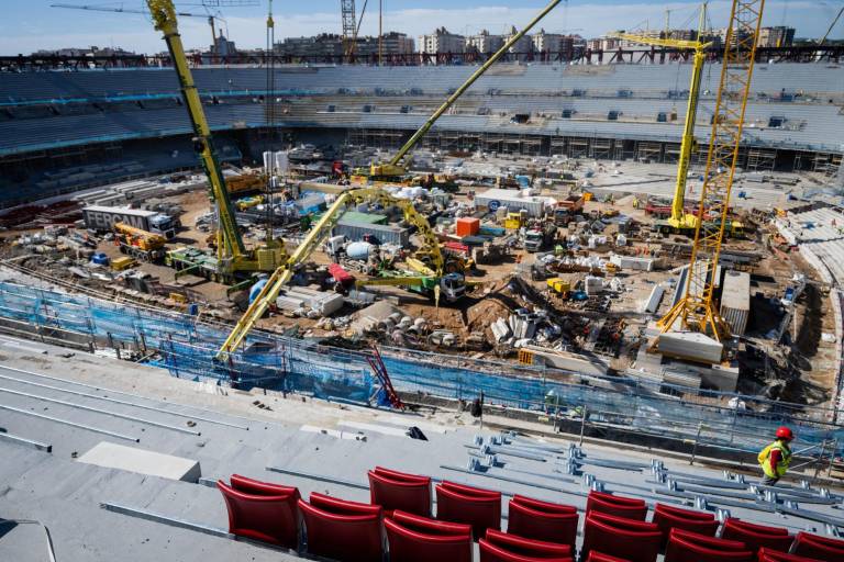A palazos se agarran trabajadores que laboran en la renovación del Camp Nou