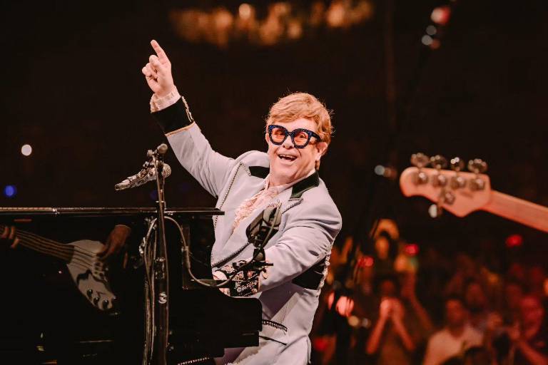 Despiden miles de fans a Elton John en su último concierto