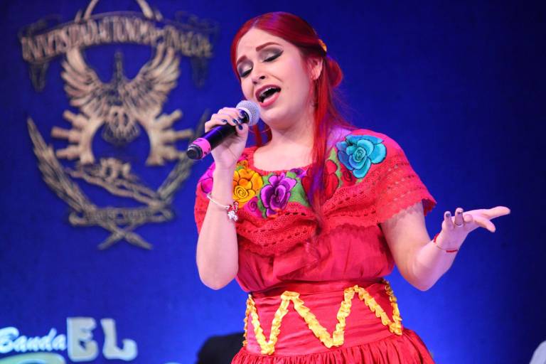 Gana Rosa Michell Rochín Báez concurso de la canción ranchera
