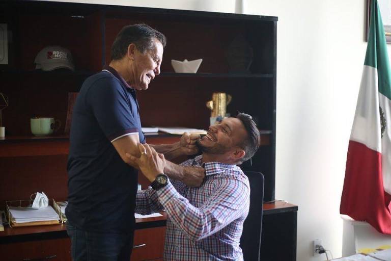 Julio César Chávez hace divertida visita al titular del Isde y se cobra una de las que le hizo