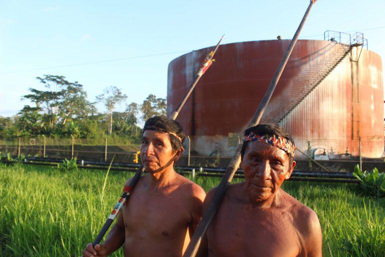 $!Guiados por los pueblos indígenas de Sucumbíos golpeados por la explotación petrolera, los waos se sumaron a un “tour tóxico” para explorar el impacto de la contaminación en otras comunidades de la Amazonía.