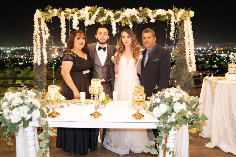 Frida y Alonso forman la familia Beltrán Castro