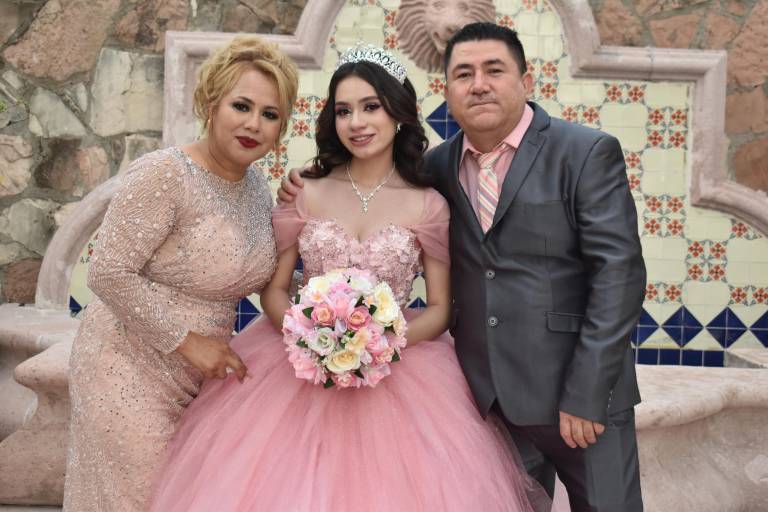 Es Estefany Sánchez una bella quinceañera