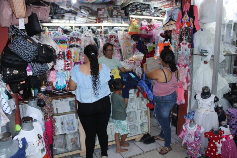 Comerciantes del mercado municipal de Rosario reportan bajas ventas previo a celebraciones