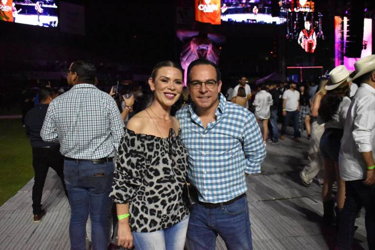 Disfrutan culiacanenses el espectáculo de Carin León en el Estadio de Los Tomateros