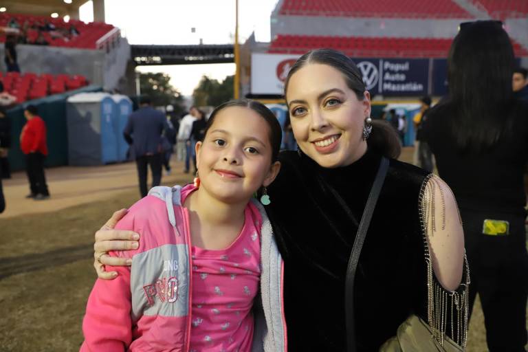 Alejandra I recibe sus atributos reales como Reina del Carnaval de Mazatlán 2023