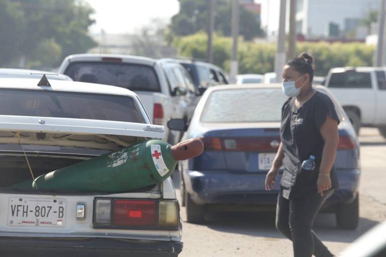 Familiares de pacientes con Covid-19 hacen hasta lo imposible por una ‘bocanada’ de oxígeno