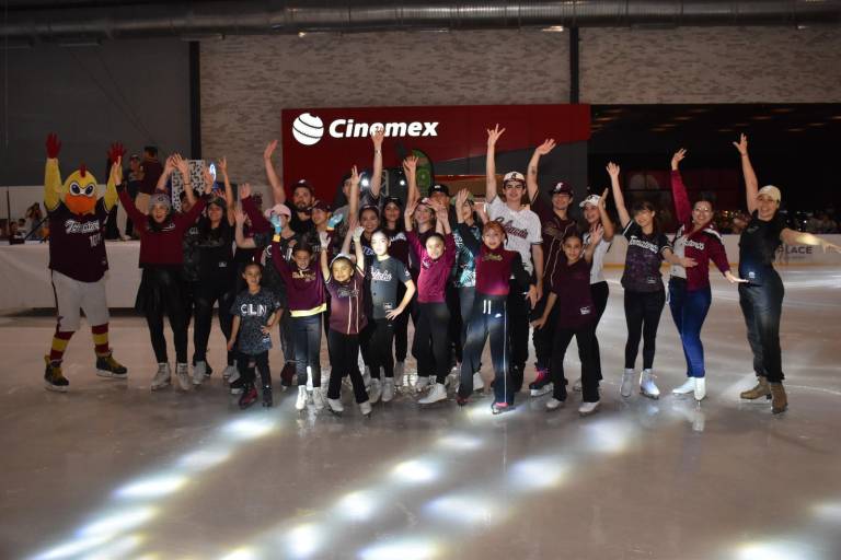 Tomateros de Culiacán presenta sus uniformes con espectáculo sobre hielo